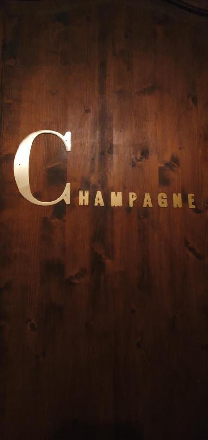 Au Chambellan Bed & Breakfast Ay-Champagne Bagian luar foto